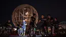 Sejumlah pengendara sepeda berkumpul di depan instalasi bola dunia disebuah mal di Manila saat memperingati Earth Hour Internasional, Manila (25/3). (AFP/Neol Celis)