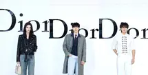 Jonathan Anderson resmi memamerkan koleksi pertamanya untuk Dior di Korea Selatan. Koleksi debutnya ini disaksikan oleh sederet artis ternama, mulai dari Han So Hee hingga Nam Joohyuk. Penasaran seperti apa penampilan mereka? [Dior]