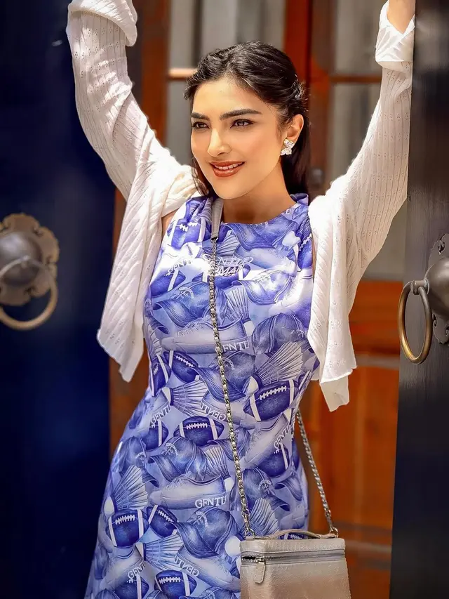 Potret Liburan Ashanty di Shanghai dengan Outfit Casual Feminin, Tampilan Body Ramping Bak Model Profesional