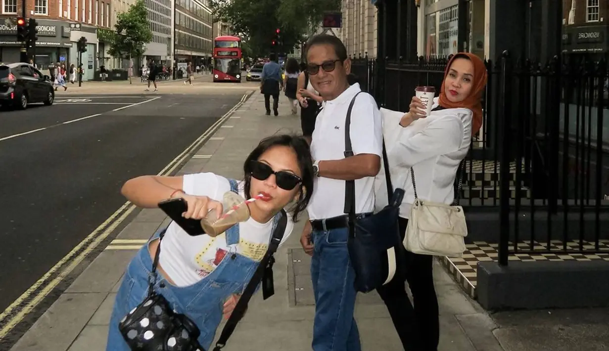 Begini potret kebersamaan Amel Carla bersama ibu dan ayahnya saat jalani liburannya di Inggris. Dalam liburan bersama keluarganya, Amel banyak abadikan momen seru bersama dengan gaya yang stylish. Banyak netizen pun penasaran dengan kamera yang digunakan aktris tersebut. (Liputan6.com/IG/@amelcarla)