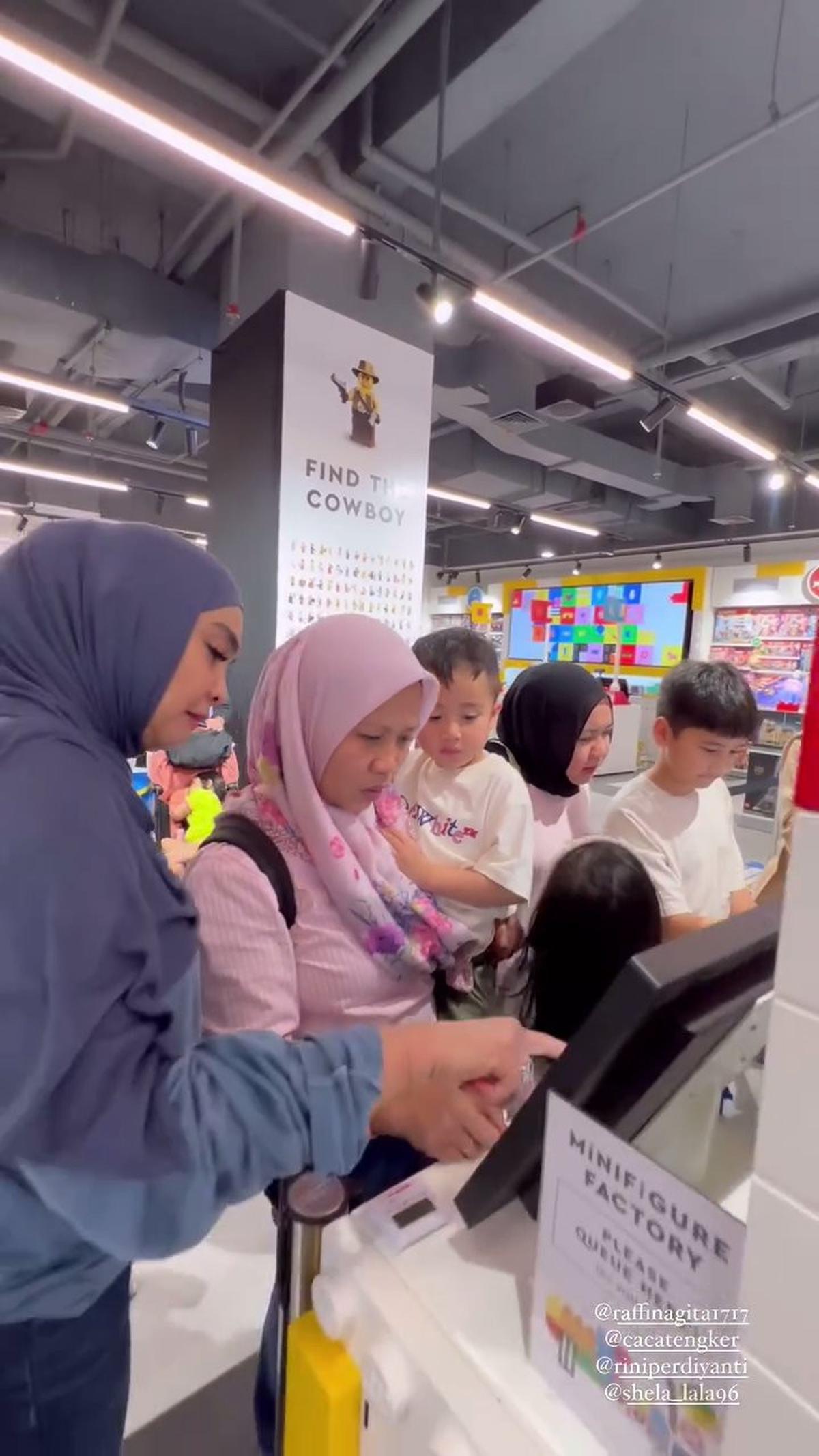 7 Potret Rieta Amilia Bersama Cucu-Cucu Kesayangan, Ajak Jalan-Jalan ke Mall