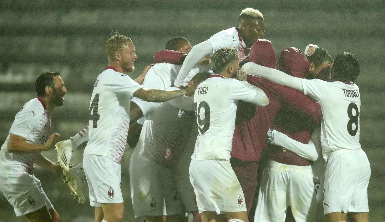 Pemain AC Milan merayakan kemenangan atas Rio Ave pada laga play-off Liga Europa 2020/2021 di Estadio Dos Arcos, Jumat (2/10/2020) dini hari WIB. AC Milan menang dengan skor 9-8 atas Rio Ave lewat adu penalti. (AP Photo/Luis Vieira)