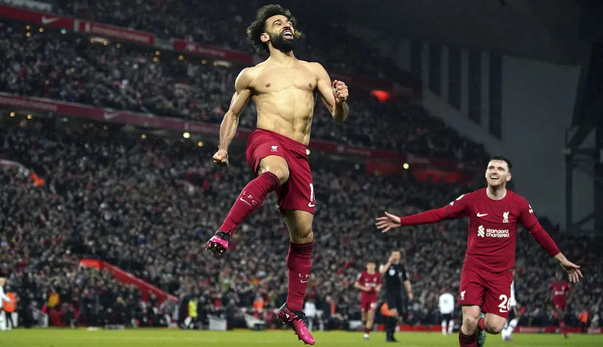 Pemain Liverpool, Mohamed Salah melakukan selebrasi setelah mencetak gol keenam timnya ke gawang Manchester United pada laga pekan ke-26 Liga Inggris 2022/2023 yang berlangsung di Anfield, Liverpool, Senin (06/03/2023) WIB. (AP Photo/PA/Peter Byrne)
