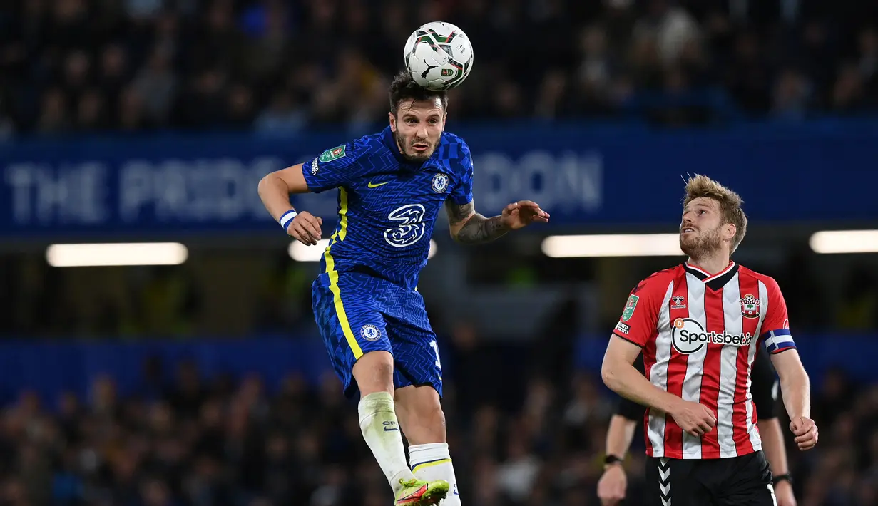 Chelsea membuka laga dengan peluang di menit ke-6. Sundulan Saul Niguez usai menerima umpan Ross Barkley masih mampu ditepis kiper Southampton, Fraser Forster. (AFP/Glyn Kirk)