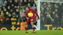 <p>Bek Liverpool, Trent Alexander-Arnold mengoper bola saat bertanding melawan Wolverhampton Wanderers pada putaran ketiga Piala FA di stadion Anfield, Inggris, Minggu (8/1/2023). Hasil imbang ini berarti kedua tim akan bertemu dalam pertandingan ulang (replay) di kandang Wolves, Molineux, untuk menentukan pemenang yang berhak melaju ke putaran Piala FA 2022-2023 berikutnya. (AP Photo/Jon Super)</p>