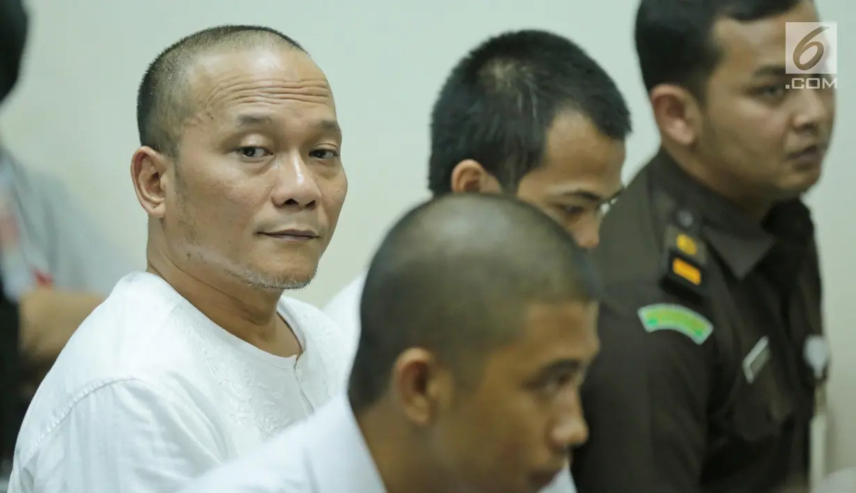 Rapper Iwa K menjalani sidang perdananya di Pengadilan Negeri Tangerang, Rabu (6/9). Sidang ini terkait kasus penyalahgunaan narkoba yang menjerat Iwa beberapa waktu lalu. (Liputan6.com/Pool)