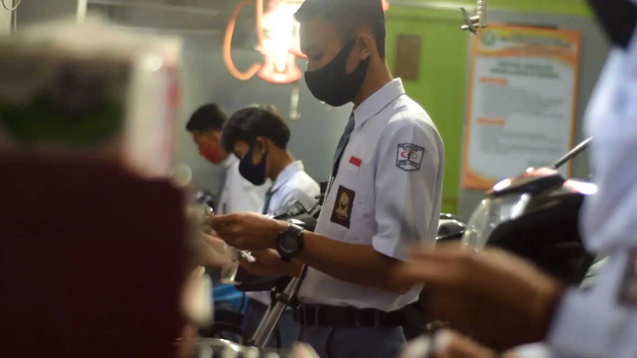 Siswa SMK Komputama Majenang Cilacap berpraktik di fasilitas lab bengkel. (Foto: Liputan6.com/Muhamad Ridlo)