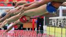 Para Atlet renang KRAPSI berlomba menjadi  yang terdepan pada nomor 4x100m gaya bebas di Kolam Renang Senayan, Jakarta, Minggu (27/12/2015). (Bola.com/Nicklas Hanoatubun)