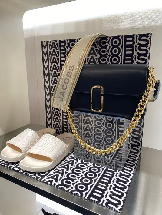 Selain rangkaian koleksi tas yang baru, Pre-Fall 2023 ini Marc Jacob melengkapi koleksinya dengan berbagai produk. Dari Ready-to-Wear, aksesoris, dompet dan sepatu kolaborasi Melissa.  / Foto dok Marc Jacobs.