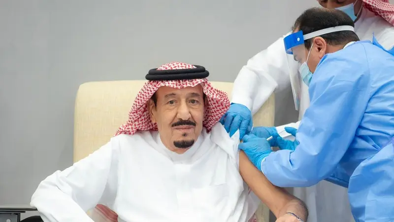 Raja Salman dari Arab Saudi disuntik vaksin COVID-19 Pfizer pada 8 Januari 2021 (Saudi Press Agency)