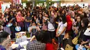 Ratusan penggemar memadati stand animasi kartun Lookism yang dihadiri bintang asal Korea, Park Tae Jun pada gelaran Popcon Asia 2016 di Jakarta Convention Center (JCC), Jakarta (14/08). (Liputan6.com/Fery Pradolo)