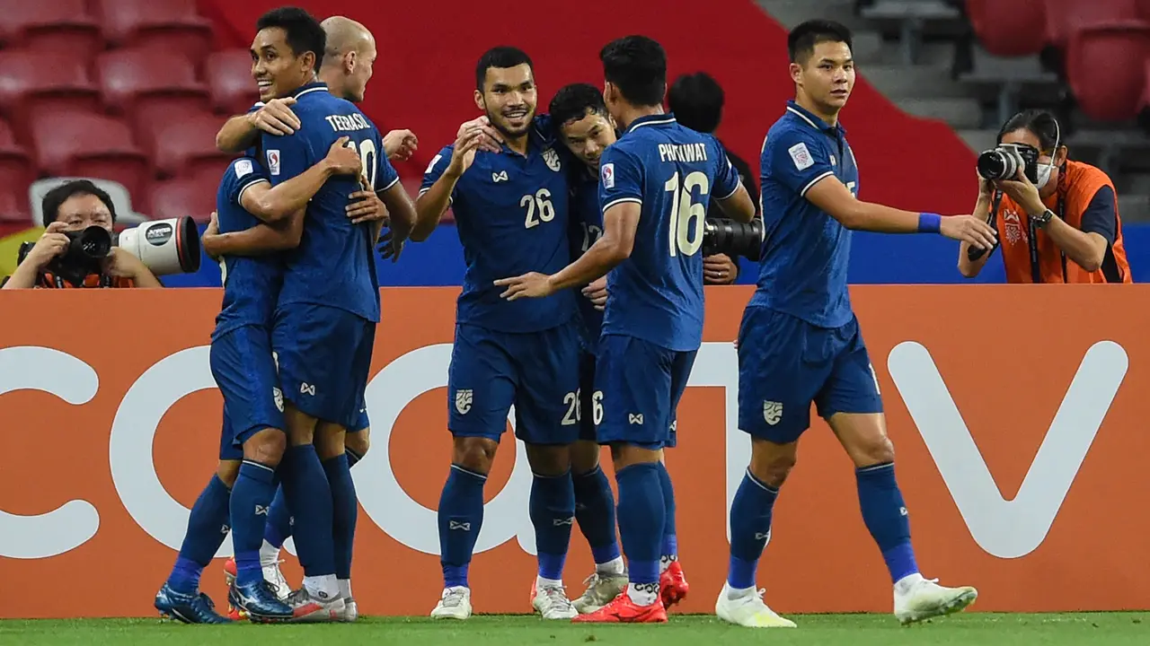 Timnas Thailand merayakan gol Chanathip Songkrasin ke gawang Timnas Vietnam di Piala AFF 2020.
