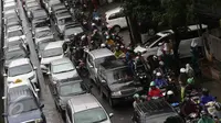 Kendaraan terjebak kemacetan di Jalan Warung Buncit, Pejaten, Jakarta, Selasa (21/2). Kemacetan tersebut disebabkan banjir dan genangan air yang merendam sejumlah ruas jalan di Ibu Kota. (Liputan6.com/Immanuel Antonius)