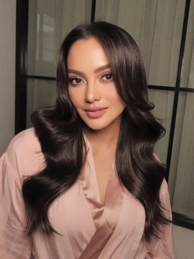 Ririn Ekawati Bak VS Angel dengan Sentuhan Hollywood Glam Makeup yang Soft dan Elegan