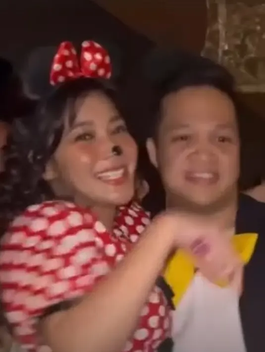 Terbaru saat Halloween, Nay pilih tampil jadi Minnie Mouse. Sedangkan Arfito terlihat simple dengan t-shirt, casual blazer dan dasi kupu-kupu kuning [@naymirdad]