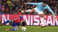 Gelandang Manchester City, Ilkay Gundogan berebut bola dengan pemain FC Basel, Taulant Xhaka pada leg pertama babak 16 besar Liga Champions di St. Jakob Park, Rabu (14/2). Manchester City memborong 4 gol tanpa balas di kandang Basel. (Patrick HERTZOG/AFP)