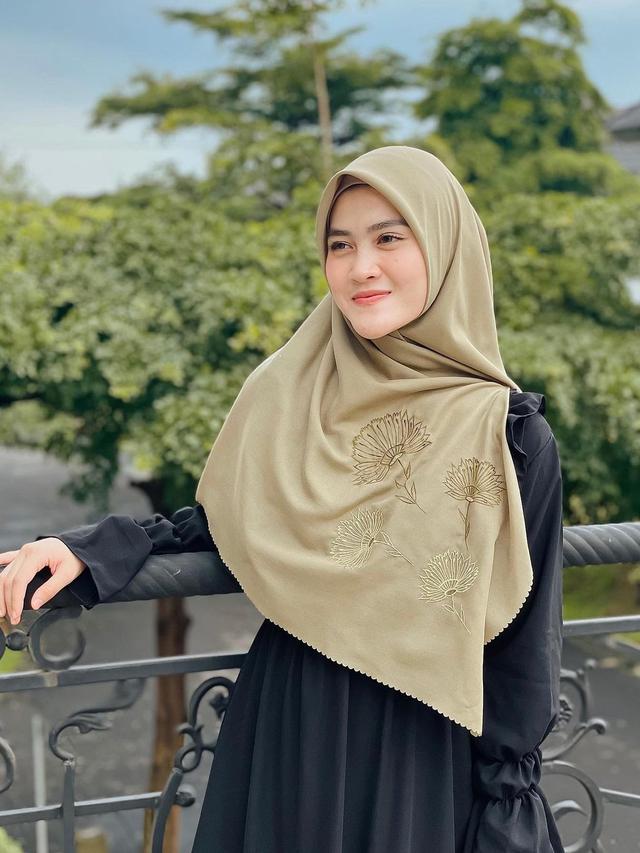 Alvin Faiz Lepas Status Duda, Ini 6 Potret Henny Rahman Sosok Istri Barunya. (Sumber: Instagram/hennyyrahman)