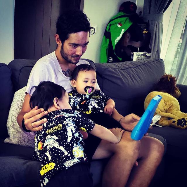 Kerap Berperan Antagonis, Ini 6 Potret Hangat Donny Michael Momong Anak