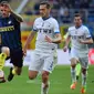 Striker Inter Milan, Mauro Icardi, berusaha melewati bek Atalanta, Rafael Toloi. Pada laga ini La Beneamata menggunakan formasi 4-2-3-1, sementara Atalanta memakai skema 3-4-2-1. (AFP/Giuseppe Cacace)