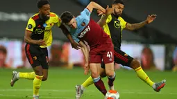 Gelandang West Ham United, Declan Rice, berebut bola dengan gelandang Watford, Nathaniel Chalobah, pada laga lanjutan Premier League pekan ke-36 di London Stadium, Sabtu (18/7/2020) dini hari WIB. West Ham menang 3-1 atas Watford. (AFP/Richard Heathcote/pool)