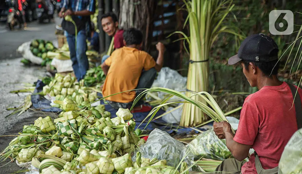 <p>Pedagang tengah membuat kulit ketupat saat menunggu pembeli di Jakarta, Sabtu (30/4/2022). H-2 Lebaran 2022 penjualan kulit ketupat mengalami peningkatan dengan harga jual Rp 6 ribu untuk 10 lembar atau bahan dan Rp 10 ribu untuk harga perikat. (Liputan6.com/Faizal Fanani)</p>