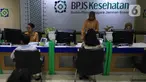 Petugas melayani peserta di Kantor BPJS Kesehatan, Jakarta, Selasa (10/3/2020). Mahkamah Agung (MA) membatalkan kenaikan iuran BPJS Kesehatan setelah mengabulkan sebagian permohonan uji materi terhadap Perpres Nomor 75 Tahun 2019 tentang Jaminan Kesehatan. (Liputan6.com/Angga Yuniar)