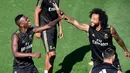 Bek Real Madrid Marcelo (kanan) bercanda dengan Vinicius Junior (kiri) saat sesi latihan bersama rekan sertim mereka lainnya di Real Madrid's Sport City, Madrid, Spanyol, Jumat (16/8/2019). Real Madrid terus mempersiapkan debut perdananya di Liga. (JAVIER SORIANO/AFP)