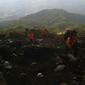 Tim SAR operasi mencari korban jatuh di jurang Gunung Slamet (Liputan6.com / Edhie Prayitno Ige)