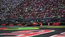 Ketika Perez mengambil alih posisi pembalap terdepan tribune di Sirkuit Hermanos Rodriguez bergemuruh. Perez di posisi terdepan setelah Vertappen masuk pit pada lap 33. (AFP/Pedro Pardo)
