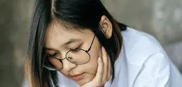 Kita perlu untuk melakukan rutinitas sore tanpa screen time untuk menenangkan pikiran setelah bekerja. (Foto/dok: Freepik/jcomp)