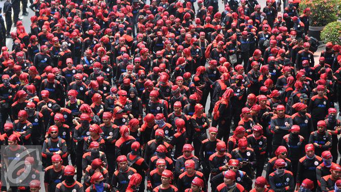 Buruh melakukan orasi menuju Istana Merdeka, Jakarta, Kamis (29/10/2015). Buruh menuntut agar Presiden Joko Widodo mencabut Peraturan Pemerintah Nomor 78 Tahun 2015 tentang Pengupahan. (Liputan6.com/Gempur M Surya)