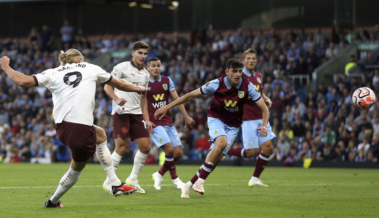 Pemain Manchester City, Erling Haaland, mencetak gol ke gawang Burnley pada laga pekan perdana Premier League di Stadion Turf Moor, Sabtu (12/8/2023). City menang dengan skor 3-0. (Nigel French/PA via AP)