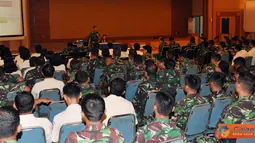 Citizen6, Surabaya: Pembinaan dan latihan bagi personel Kobangdikal tersebut, diberikan Kepala Satuan Kesehatan (Kasatkes) Kobangdikal Letkol Laut (K) Dr. M. Syamsudin. (Pengirim: Penkobangdikal)