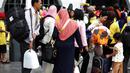 Calon penumpang kereta api mengantre masuk ke Stasiun Senen, Jakarta. Foto diambil pada Senin (29/12/2014). (Liputan6.com/Faizal Fanani)