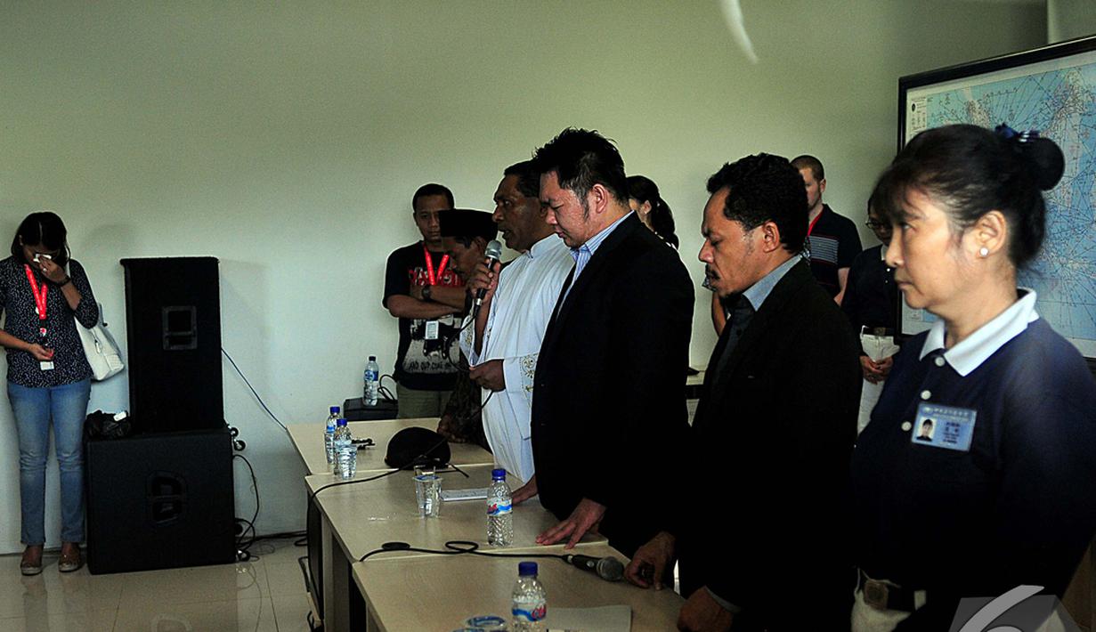 Sejumlah keluarga penumpang AirAsia QZ8501 melakukan doa bersama  sambil menunggu kabar dari tim SAR di Posko Crisis Center, Bandara Juanda, Surabaya, Senin (29/12/2014).(Liputan6.com/Johan Tallo)