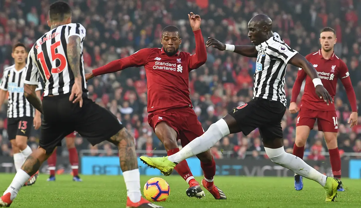 Gelandang Liverpool, Georginio Wijnaldum berebut bola dengan pemain Newcastle United, Kenedy dan Mohamed Diame pada pertandingan Liga Inggris di Stadion Anfield, Rabu (26/12). Liverpool berpesta gol ke gawang Newcastle United, 4-0. (Paul ELLIS/AFP)