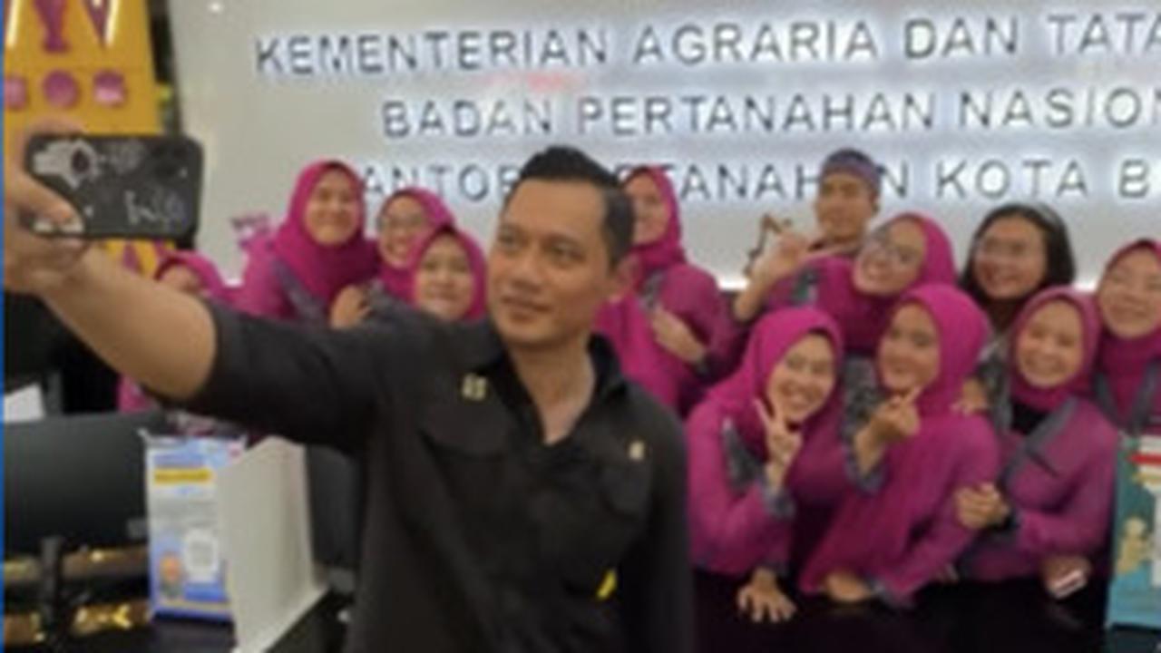 Pasukan' Serba Ungu Spesial Beri Sambutan Hingga Menteri AHY Terpukau