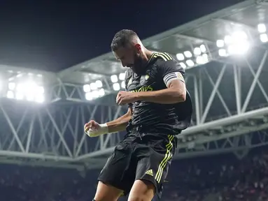 Penyerang Real Madrid, Karim Benzema berselebrasi usai mencetak gol ke gawang Espanyol pada pertandingan lanjutan La Liga Spanyol di stadion Camp Nou di Barcelona, Spanyol, Senin (29/8/2022). Benzema mencetak dua gol dan mengantar Madrid menang atas Espanyol 3-1. (AP Photo/Joan Mateu Parra)