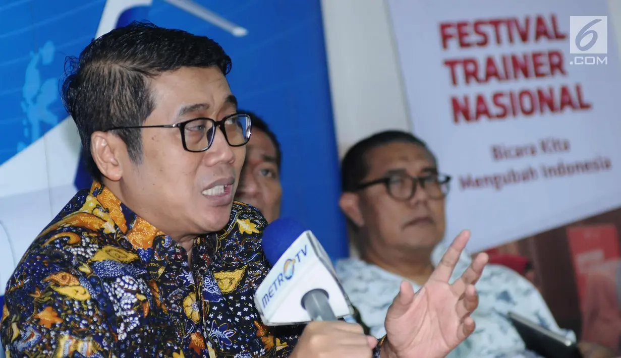 Trainer, Jamil Azzaini (kiri) memberikan keterangan terkait pelaksanaan Festival Trainer Nasional di Jakarta, Minggu (7/1). Festival Trainer Nasional dilaksanakan serentak di 30 kota besar di Indonesia. (Liputan6.com/Helmi Fithriansyah)