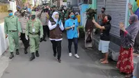 Gubernur Jawa Timur Khofifah Indar Parawansa kunjungi Kampung Tangguh (Foto: Liputan6.com/Dian Kurniawan)