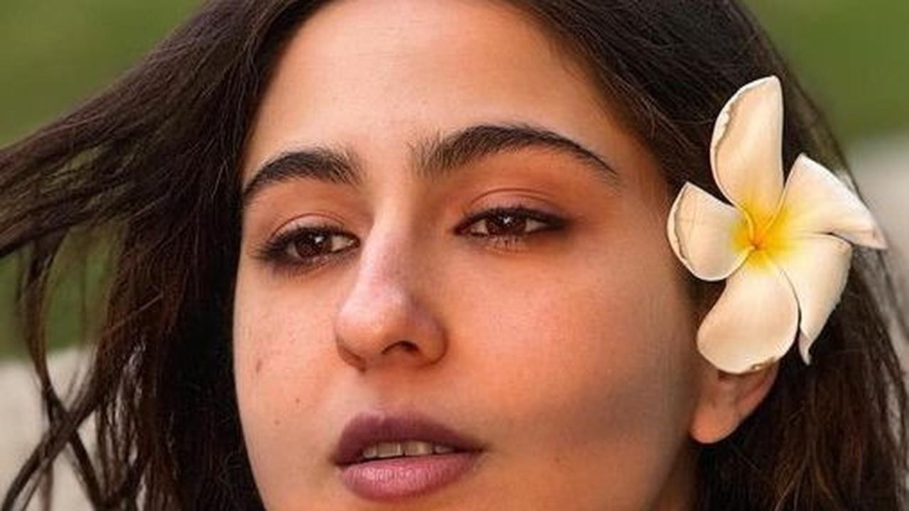 Pamer Perut Rata, 7 Potret Sara Ali Khan Liburan di Pantai