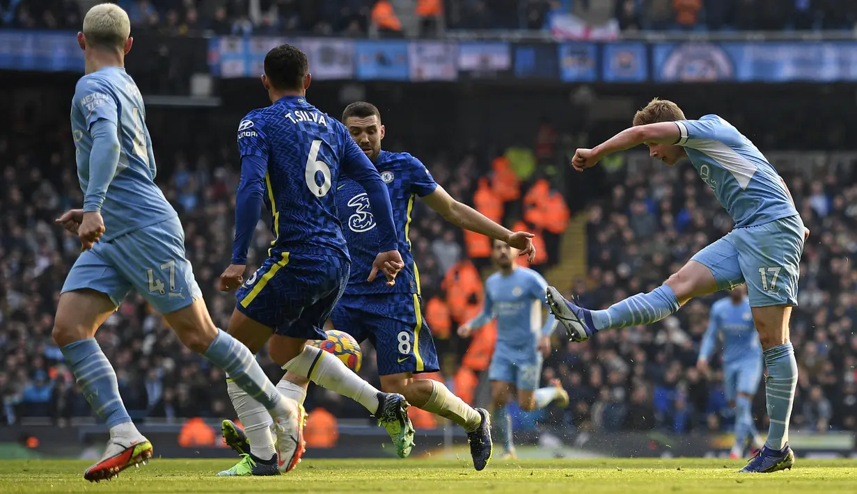 Manchester City akhirnya unggul 1-0 pada menit ke-70. Usai menerima umpan Joao Cancelo, Kevin De Bruyne yang tengah melakukan tusukan di depan kotak penalti secara tiba-tiba melepaskan tendangan yang tidak mampu dibendung Kepa Arrizabalaga. (AFP/Oli Scarff)