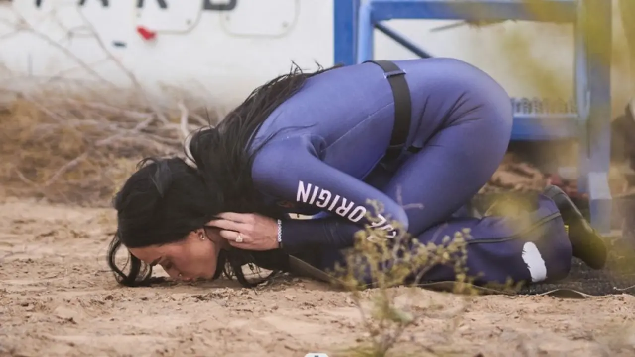 Katy Perry Langsung Sujud Usai Menapak Bumi dari Luar Angkasa.  (Handout / BLUE ORIGIN / AFP)