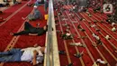 Usai melaksanakan salat Jumat di Masjid Istiqlal, Jakarta, banyak jemaah yang memanfaatkan waktu untuk beristirahat sejenak. (Liputan6.com/Angga Yuniar)