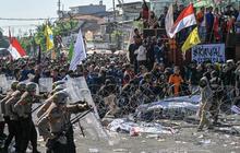 FOTO: Lautan Mahasiswa Geruduk Gedung DPRD Jatim Kawal Putusan MK, Situasi Sempat Memanas