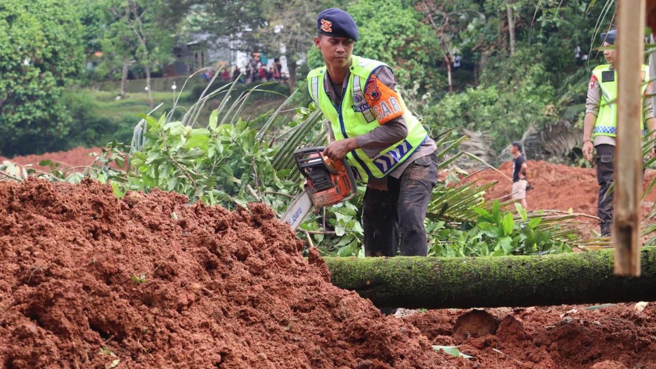 FOTO: Operasi SAR Longsor Majenang Terus Diperkuat, 20 Warga Masih Dalam Pencarian