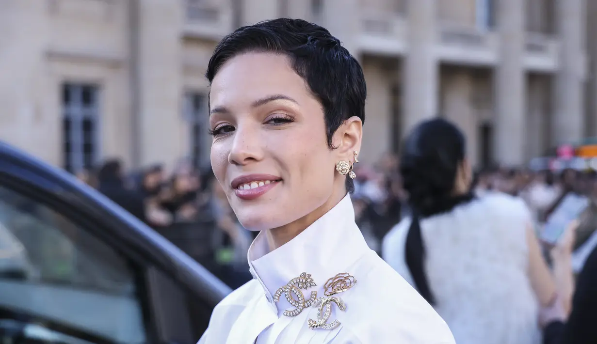 Halsey tersenyum usai menghadiri koleksi busana Chanel Spring/Summer 2023 selama Paris Fashion Week di Paris pada Selasa, 4 Oktober 2022. Musisi itu bergabung dengan Kristen Stewart, Jennie Kim, Naomi Campbell dan lainnya. (Photo by Vianney Le Caer/Invision/AP)