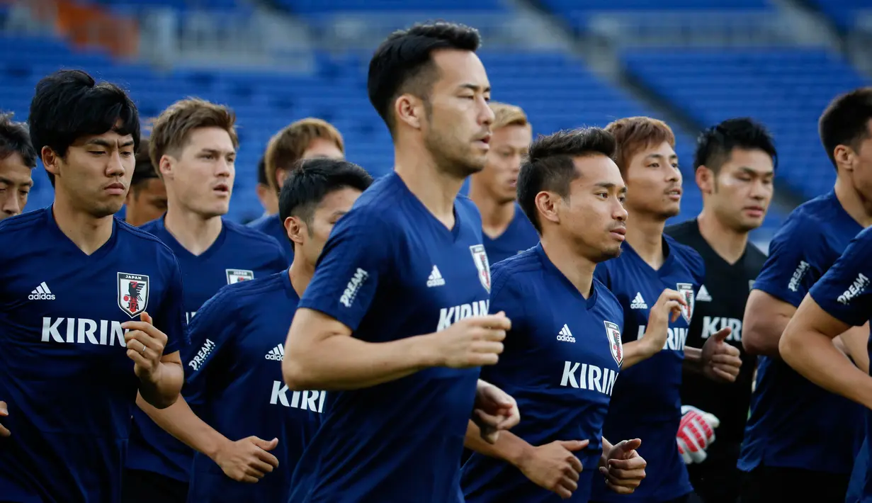 Para pemain Jepang melakukan pemanasan saat sesi latihan di Yokohama, Jepang,  (29/5). Jepang akan menghadapi Ghana pada pertandingan persahabatana jelang bertanding di Piala Dunia 2018.  (AP Photo / Shuji Kajiyama)