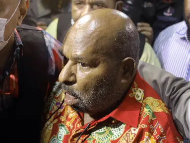 Gubernur Papua Lukas Enembe tiba di Rumah Sakit Pusat Angkatan Darat (RSPAD) Gatot Soebroto, Jakarta, Selasa (10/1/2023) malam. Lukas Enembe menjalani  pemeriksaan kesehatan sebelum diperiksa sebagai tersangka Komisi Pemberantasan Korupsi (KPK) terkait kasus suap dan gratifikasi. (merdeka.com/Imam Buhori)