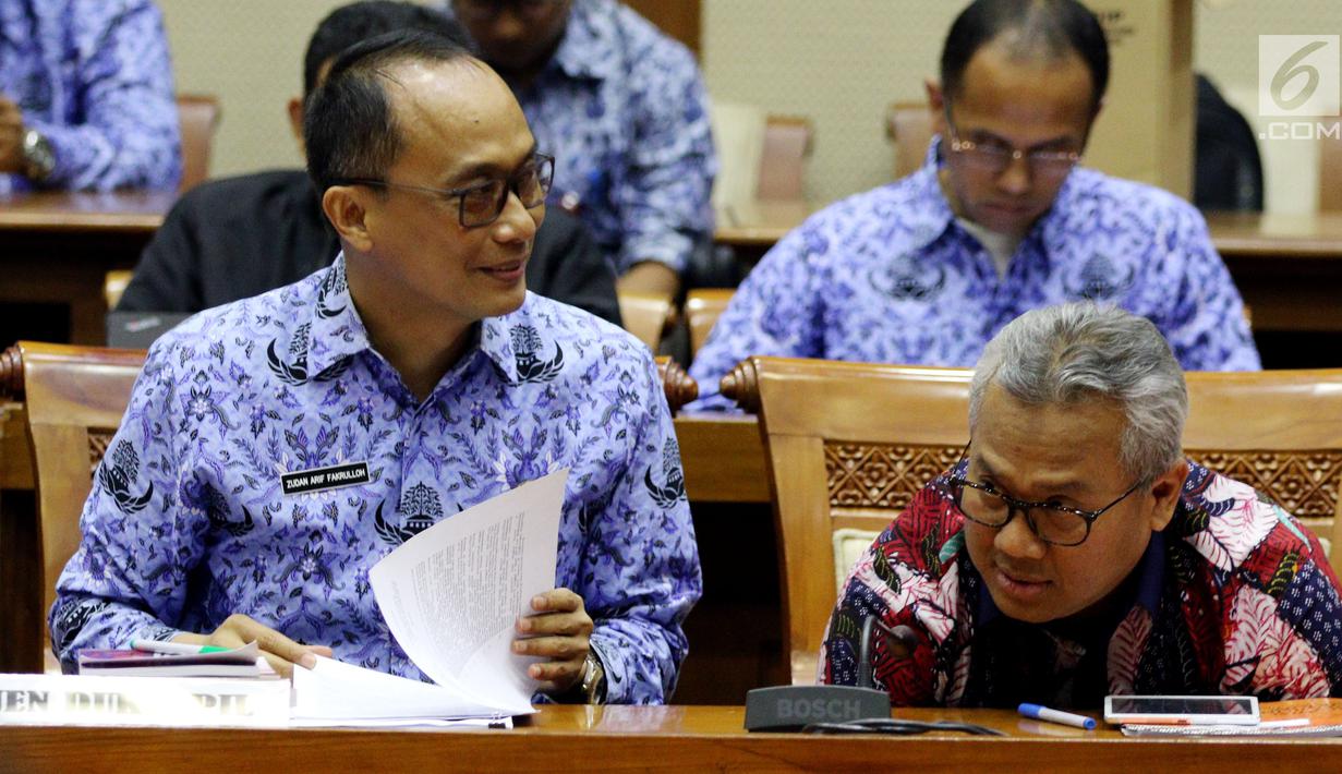 Ketua KPU Arief Budiman (kanan) bersama Dirjen Dukcapil Kemendagri Zudan Arif Fakrulloh saat mengikuti rapat dengan Komisi II DPR di Kompleks Parlemen, Senayan, Jakarta, Senin (21/5). (Liputan6.com/JohanTallo)